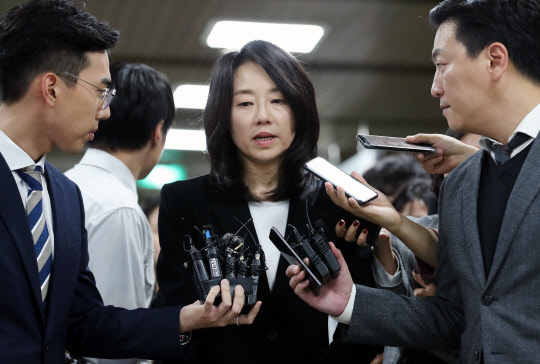 조윤선 전 문화체육관광부 장관이 5일 서초동 서울중앙지법에서 열리는 박근혜 정부의 보수단체 불법지원(화이트리스트) 관련 선고 공판 출석을 마치고 취재진의 질문에 답하고 있다. 지난달 22일 석방된 조 전 장관은 이날 재판부의 판단 여하에 따라 다시 구속될 가능성이 있다.   연합뉴스